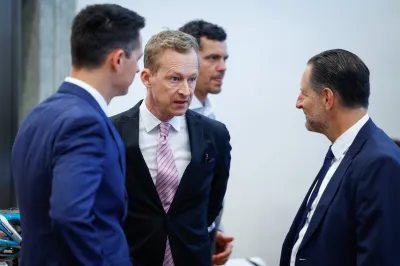 Predsednik uprave SID banke je objavil javni razpis za nakup dveh službenih avtomobilo. Skupaj s svojo kolegico v upravi bi se - glede na razpisne pogoje - očitno vozila z mercedesom, katerega izhodiščna cena je višja od 99 tisočakov. Foto: STA