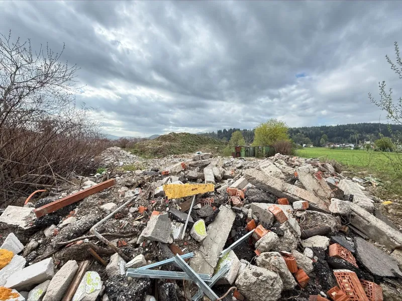Kupi nezakonito odloženega gradbenega materiala v Dobrunjah. Foto: Uredništvo