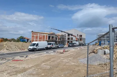 Gradnja vil v rezidenci Murva se kot kaže zamika, od predvidenih 16 vil se sodeč po fotografijah gradita dve.