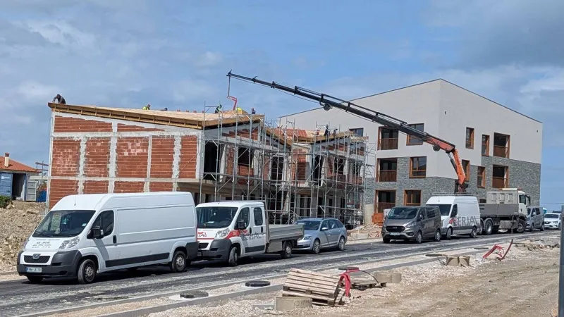 Odprtje rezidence so napovedali za letos poleti, a do zdaj zgradili le dve vili od 16-ih. Foto: Uredništvo