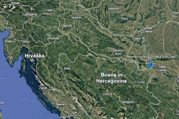 Brodac (modra oznaka na karti) je vas na meji med BIH in Srbijo in je od ljubljanskega UKC oddaljena okoli 480 kilometrov. Vir: Google Earth