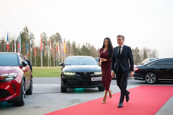Predsednik vlade Robert Golob s spremljevalko Tino Gaber.