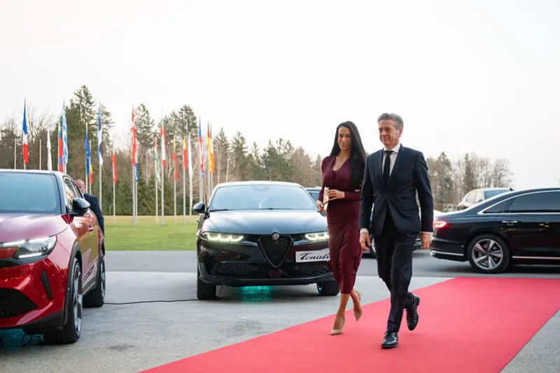 Predsednik vlade Robert Golob s spremljevalko Tino Gaber.