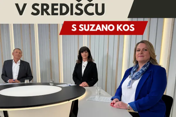 V središču