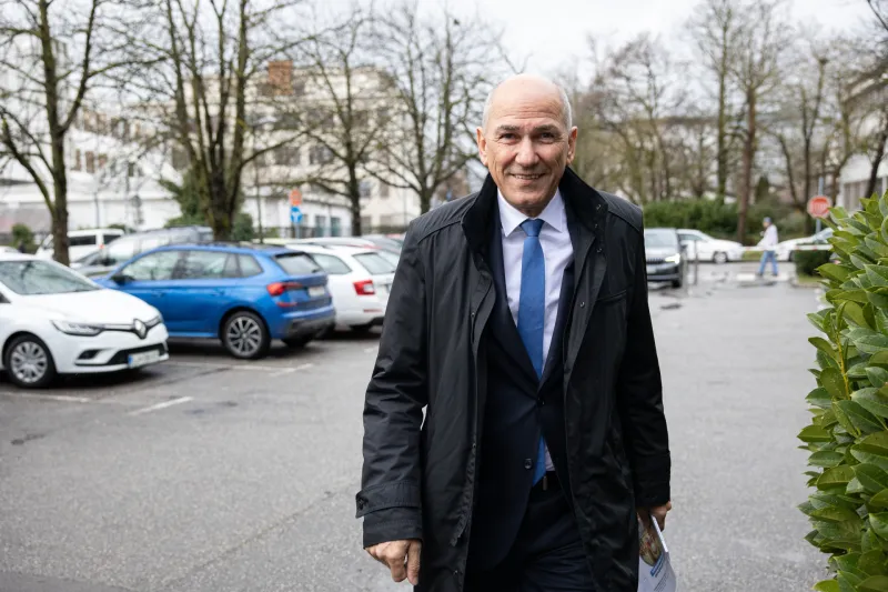 Ljubljana, Upravna enota Bezigrad.Predsednik SDS Janez Jansa je oddal svoj podpis za razpis referenduma o zakonu o dodatku k pokojnini za izjemne dosezke na podrocju umetnosti in ob tem dal tudi izjavo za medije.