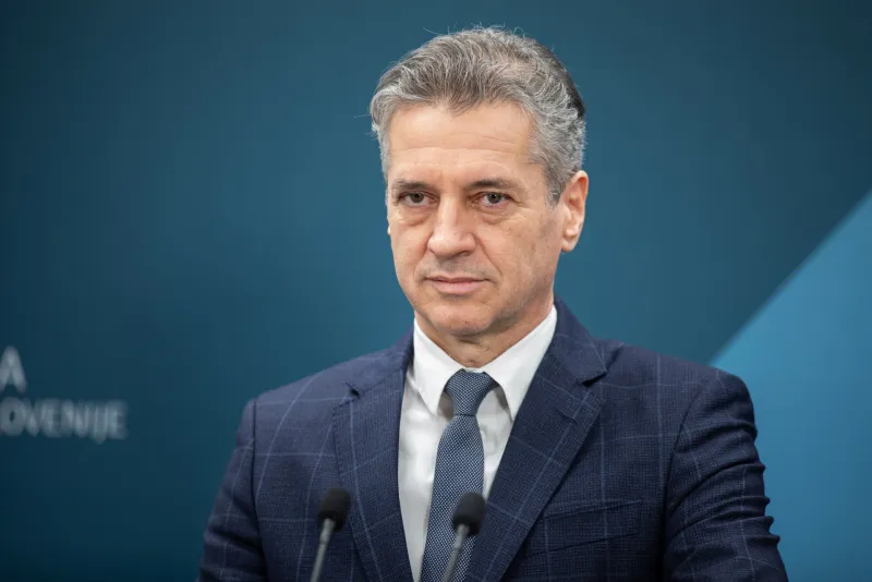 Robert Golob, premier, Ukom