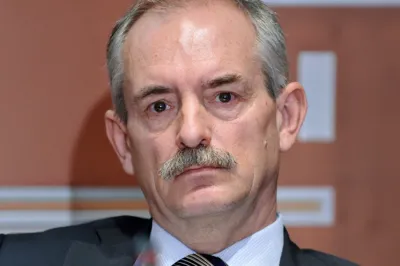 Dr. Borut Bratina meni, da je Slovenija večinski delež ohranila le na papirju, upravljavskim pravicam pa se je v resnici odpovedala. 