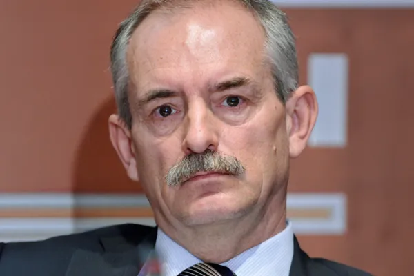 Dr. Borut Bratina meni, da je Slovenija večinski delež ohranila le na papirju, upravljavskim pravicam pa se je v resnici odpovedala. 