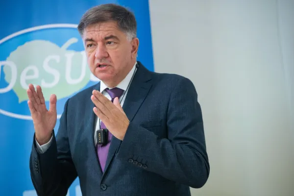 Ljubljana, City hotel.Novinarska konferenca stranke DeSUS, na kateri je novoizvoljeni predsednik Vlado Dimovski predstavil novo vizijo stranke, programska izhodisca in kljucne prioritete delovanja ter pogled stranke na aktualno politicno dogajanje.Predsednik DeSUS Vlado Dimovski.