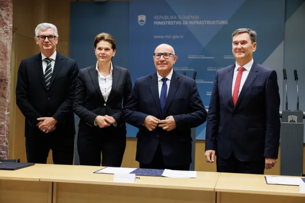 Ljubljana, ministrstvo za javno upravo.Dogodek ob podpisu posojilne pogodbe med Evropsko investicijsko banko (EIB) in druzbo 2TDK.Podpredsednik EIB Kyriakos Kakouris, clana uprave druzbe 2TDK Matej Oset in Marko Brezigar in ministrica za infrastrukturo Alenka Bratusek.
