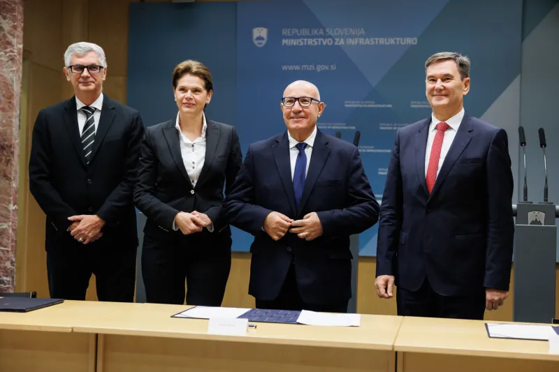 Ljubljana, ministrstvo za javno upravo.Dogodek ob podpisu posojilne pogodbe med Evropsko investicijsko banko (EIB) in druzbo 2TDK.Podpredsednik EIB Kyriakos Kakouris, clana uprave druzbe 2TDK Matej Oset in Marko Brezigar in ministrica za infrastrukturo Alenka Bratusek.
