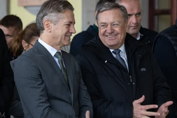 Ljubljanski župan Zoran Janković (desno) ocenjuje, da vlada Roberta Goloba dela dobro; po zadnji anketi agencije Ninamedia se z njim strinja 33,6 odstotka anketiranih.