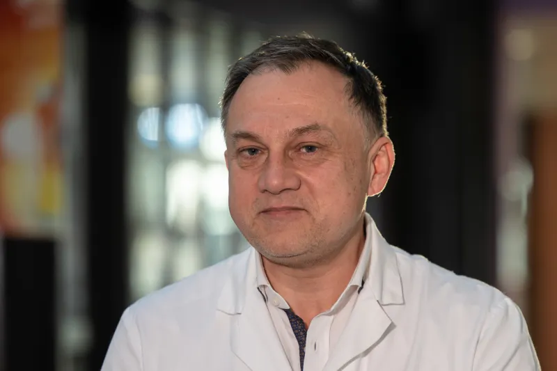 Predstojnik ljubljanske porodnišnice Gorazd Kavšek meni, da imajo doule lahko ugoden vpliv na porodnice in porod, vendar z njihovega vidika niso zares potrebne.