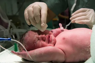 Najvišje izplačane odškodnine se v slovenskem zdravstvu nanašajo na zaplete pri porodu - ko otrok preživi, a ima hude posledice. Foto: Freepik