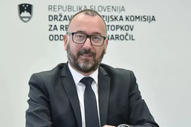 Dars je ravnal v nasprotju z Zakonom o javnem naročanju ZJN-3, opozarja predsednik Državne revizijske komisije Samo Červek