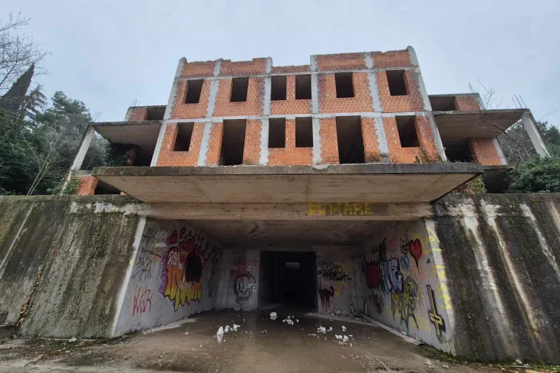 Po prodaji dolga leta propadajočega objekta nekdanjega gradbenega tajkuna Ivana Zidarja se bo njegova nekdanja soproga očitno rešila osebnega stečaja. Foto: Uredništvo