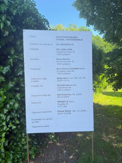 Diana Dimnik bo le streljaj od svoje vile z bazenom gradila dvostanovanjsko hišo. 