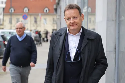Vložena zahteva za oceno ustavnosti zakona, ki bo končal prehajanje zdravnikov iz javnega v zasebno