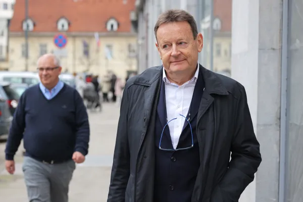 Vložena zahteva za oceno ustavnosti zakona, ki bo končal prehajanje zdravnikov iz javnega v zasebno