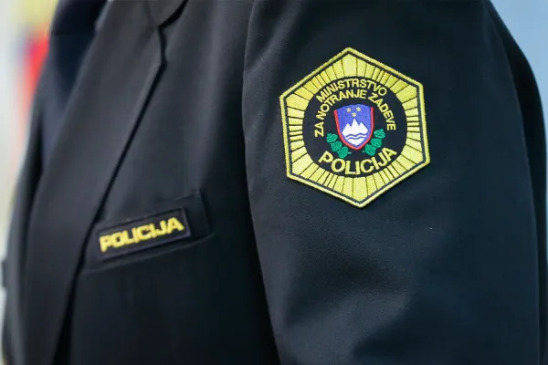 Sodišče: Policijskemu inšpektorju 68 tisoč evrov, ker je bil dosegljiv