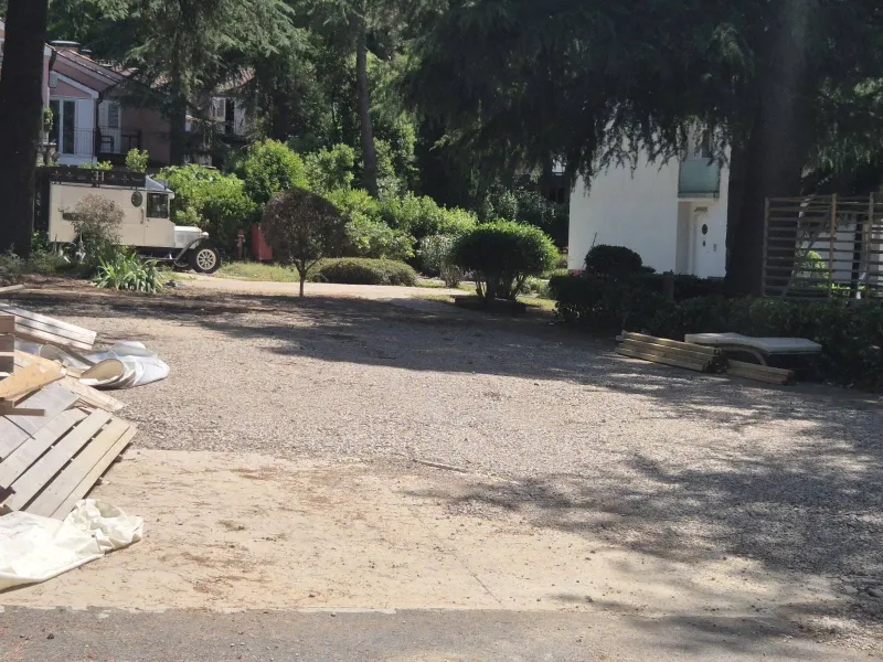 Celjski milijonar odstranil sredi Portoroža postavljen kamp na črno