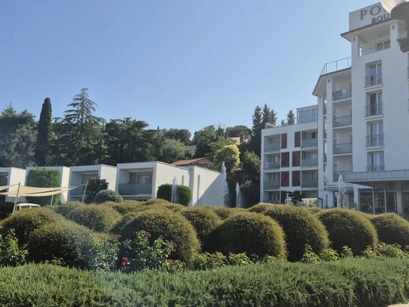 Celjski milijonar odstranil sredi Portoroža postavljen kamp na črno