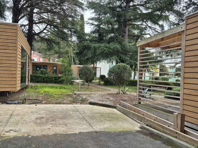 Celjski milijonar odstranil sredi Portoroža postavljen kamp na črno