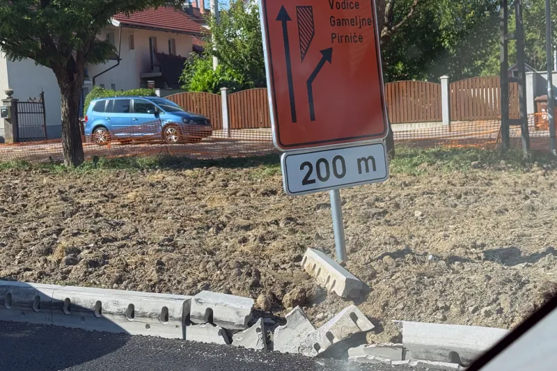 Dela na Celovški v polnem teku: robniki komaj postavljeni, a že uničeni