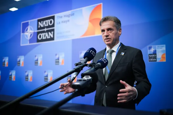 Golob, Nato, Haag