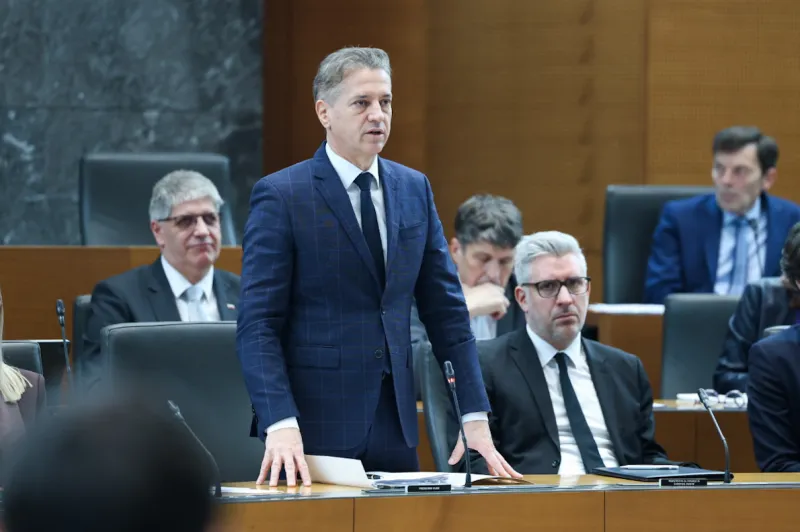 Predsedik vlade Robert Golob je napovedal, da bodo ta teden v javno razpravo dali predlog stanovanjskega zakona. Kako kaže z uresničitvijo načrtov, zapisanih v koalicijski pogodbi? Foto: STA