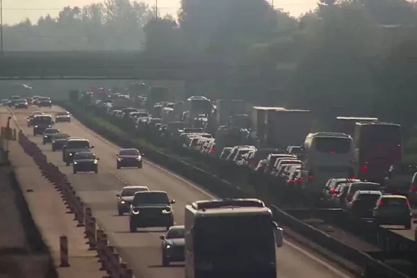 Zaradi prometne nesrece je bila dopoldne zaprta primorska avtocesta pred Brezovico v smeri proti Ljubljani. Obvoz je bil mozen po regionalni cesti za osebna vozila med prikljuckoma Vrhnika in Brezovica.