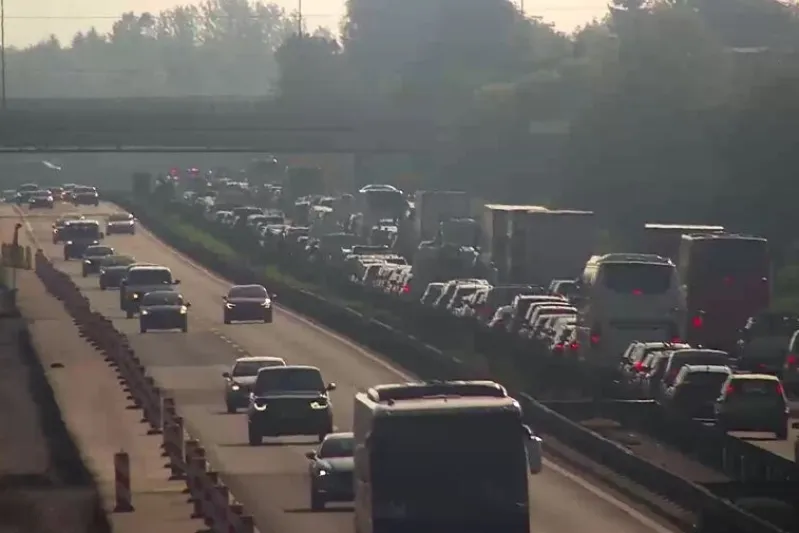 Zaradi prometne nesrece je bila dopoldne zaprta primorska avtocesta pred Brezovico v smeri proti Ljubljani. Obvoz je bil mozen po regionalni cesti za osebna vozila med prikljuckoma Vrhnika in Brezovica.