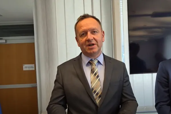 Za krepitev zaupanja ljudi v vodenje naše države je nujna njihova maksimalna transparentnost. Nekatera državna podjetja ne sporočajo podatkov o vseh transakcijah, ugotavlja predsednik protikorupcijske komisije Robert Šumi. Foto: Uredništvo