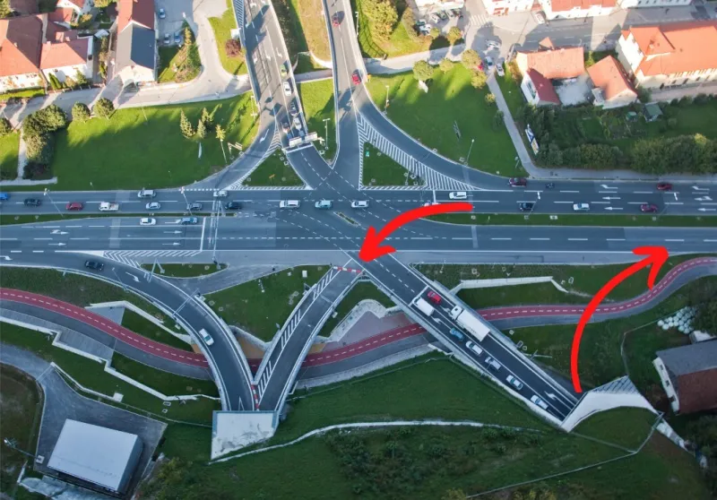 Že tako obremenjen cestni priključek zadnje tri tedne pestijo daljši zastoji in kolone. Foto: DARS