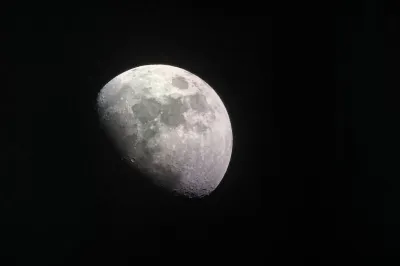 Bo asteroid zadel Luno ali ne? Foto: Canva