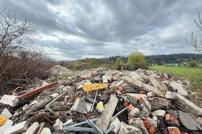 Kupi nezakonito odloženega gradbenega materiala v Dobrunjah. Foto: Uredništvo