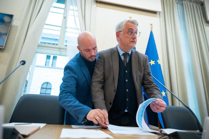 Ljubljana, vlada.Srecanje predsednika vlade Roberta Goloba s predstavniki avtomobilske industrije.Drzavni sekretar na gospodarskem ministrstvu Matevz Frangez in minister za gospodarstvo, turizem in sport Matjaz Han.