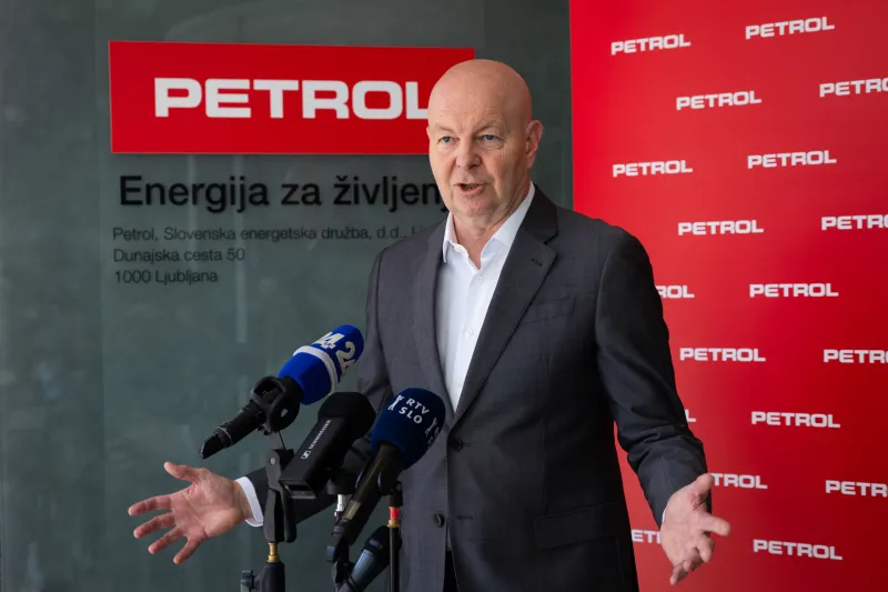 Ljubljana, pred upravno stavbo druzbe Petrol.Izjava za medije predsednika uprave Petrola Sase Bergerja.