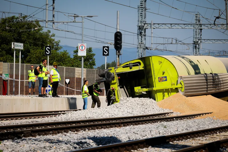 Iztirjeni vagoni tovornega vlaka na primorski železniški progi. Foto: STA