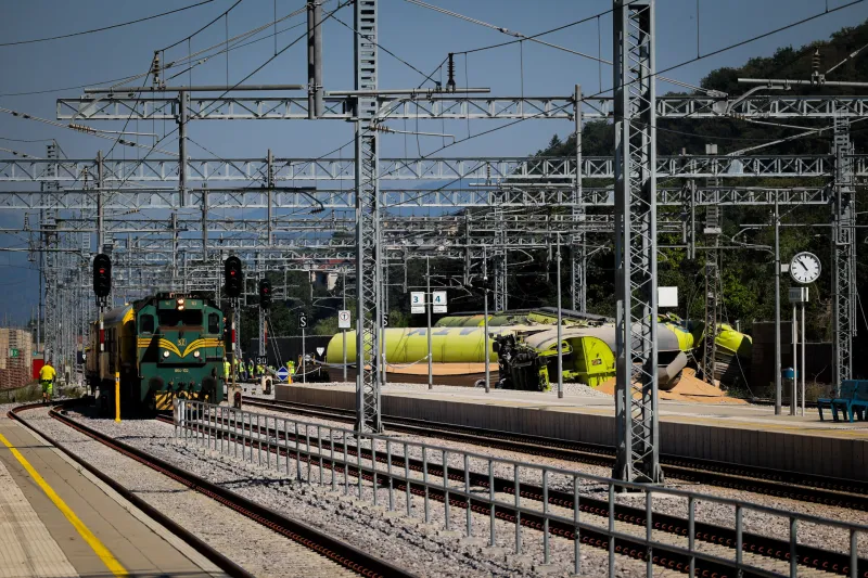 Iztirjeni vagoni tovornega vlaka na primorski železniški progi. Foto: STA
