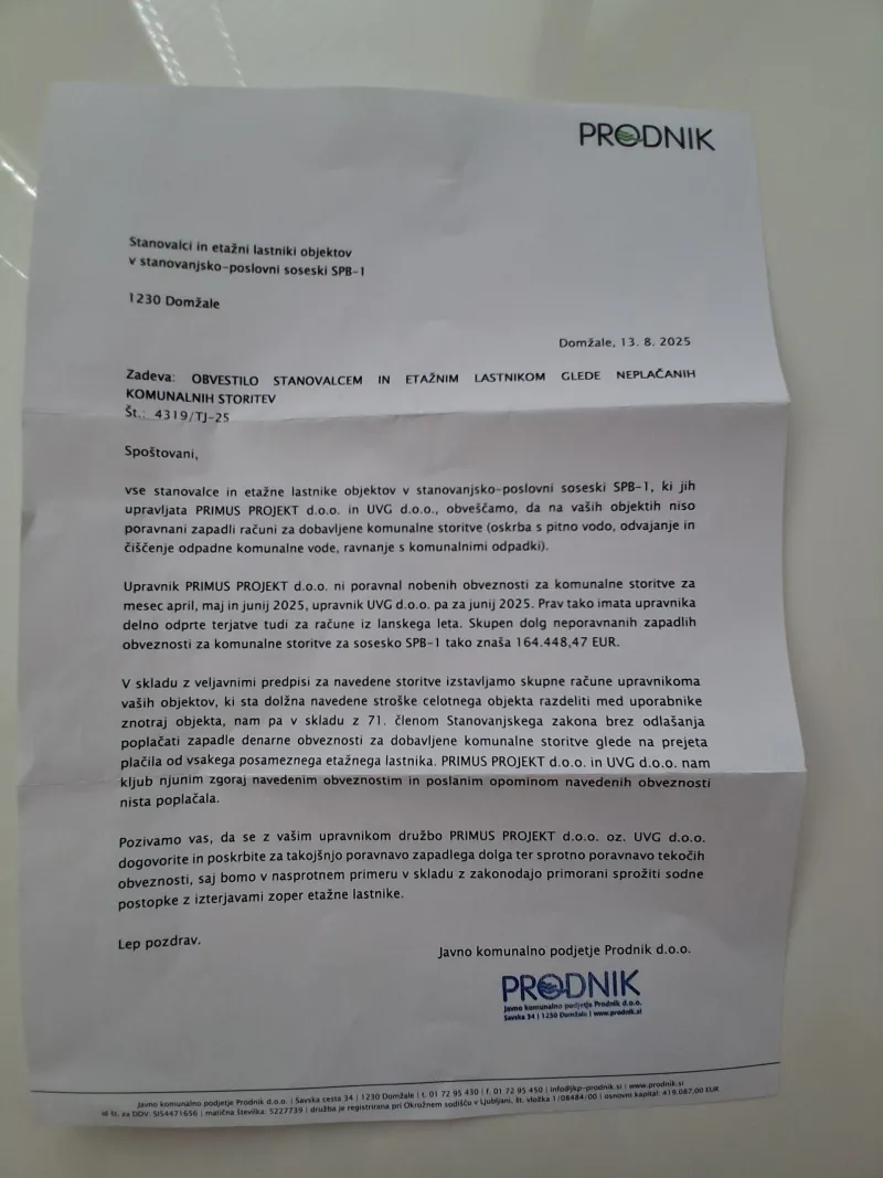 Obvestilo, ki je v poštnem nabiralniku pričakalo etažne lastnike in stanovalce. Foto: Uredništvo