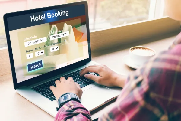 Booking.com medtem tožbi nasprotuje in očitke zavrača.