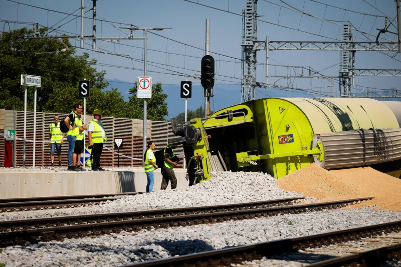 Iztirjeni vagoni tovornega vlaka na primorski železniški progi. Foto: STA