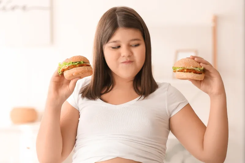 Skupno se danes eden od petih otrok po svetu sooča s prekomerno telesno težo, med njimi skoraj polovica z debelostjo. FOTO: Canva