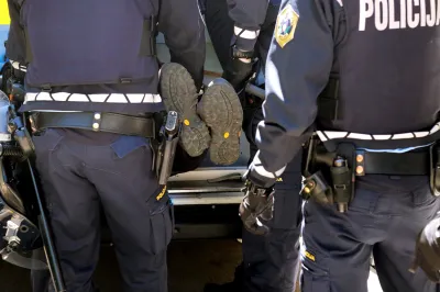 ZJRM-1 je eden od temeljnih in hkrati najstarejših veljavnih zakonov, ki pri urejajo delo slovenske policije na področju zagotavljanja javne varnosti. Foto: STA