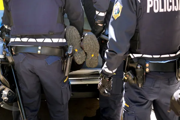 ZJRM-1 je eden od temeljnih in hkrati najstarejših veljavnih zakonov, ki pri urejajo delo slovenske policije na področju zagotavljanja javne varnosti. Foto: STA