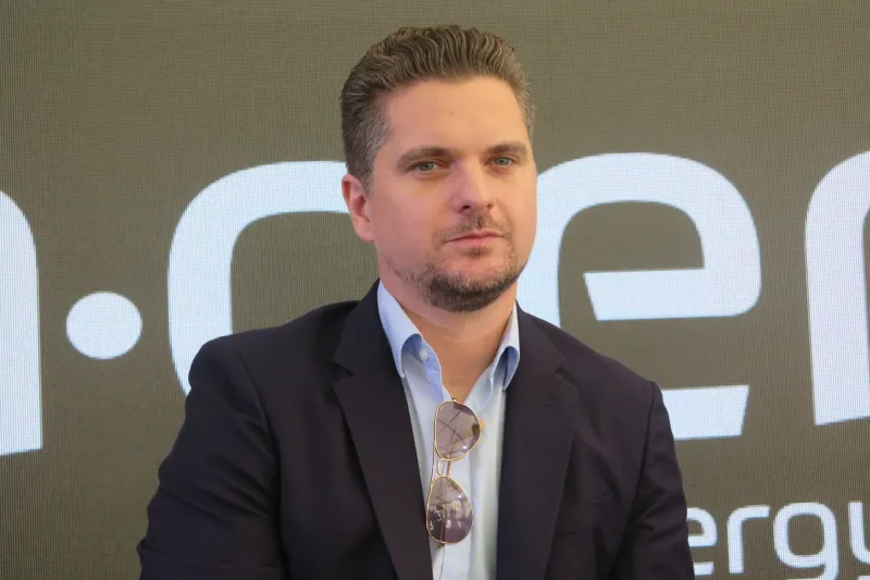 Investitor Damian Merlak je zemljišča ob nekdanjem hotelu Zlatorog v Bohinju enkrat že kupil, a jih bo moral ponovno, če bo sodišče odločilo, da gre za državna zemljišča. Vprašanje tudi, če jih bo v primeru, da bodo pripadla državi, sploh lahko odkupil, ali jih bo dobil zgolj v zakup. 