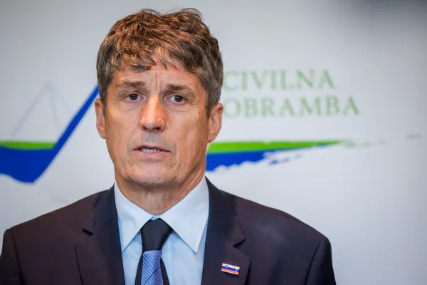 Brdo pri Kranju, Kongresni center Brdo.Izjava za medije ob robu prireditve ministrstva za obrambo ob dnevu civilne obrambe.