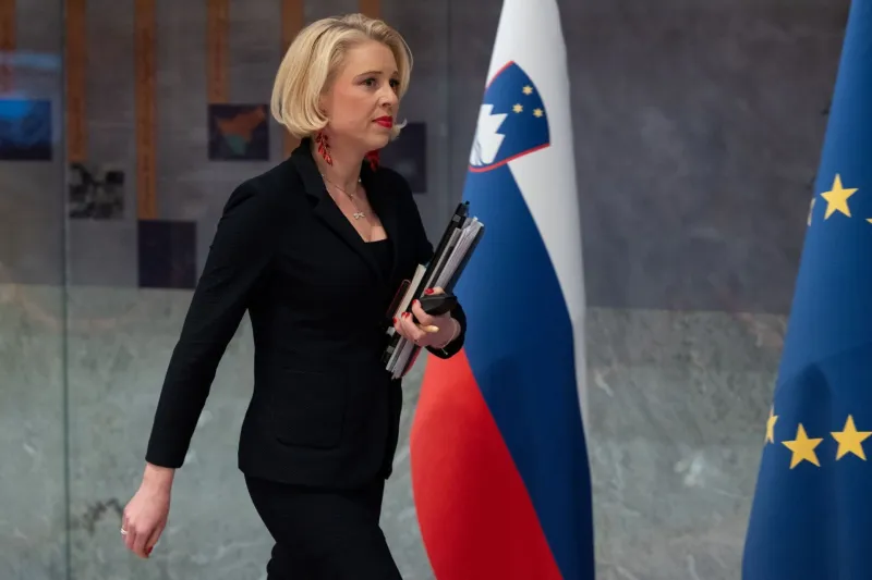 Urška Klakočar Zupančič se v lestvicah priljubljenosti politikov med vsemi predstavniki Gibanja Svoboda uvršča najvišje, medtem, ko je Robert Golob padel proti dnu. Foto: STA