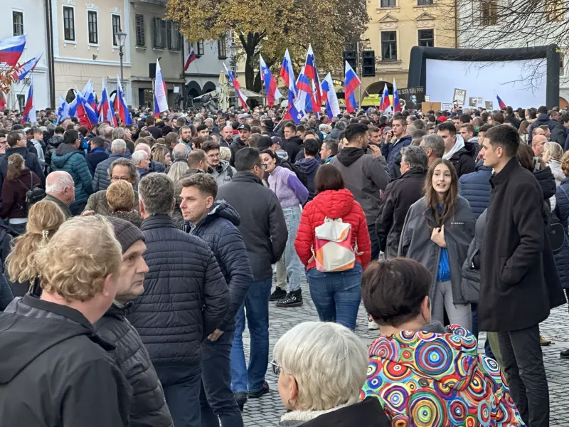 Novo mesto.Vzdusje v Novem mestu pred sejo mestnega sveta.Zacetek shoda.